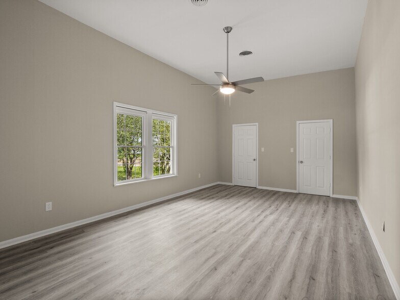 More Photos Of 101 W Center St, DeQuincy Office For Lease