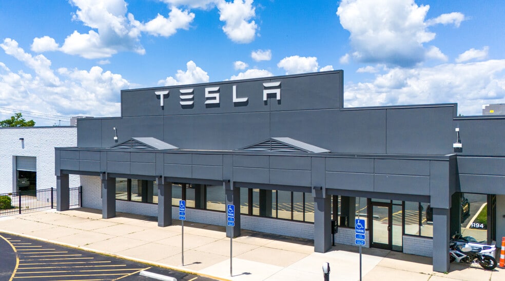 More Photos Of 1102-1192 W Kemper Rd, Cincinnati Unknown For Lease