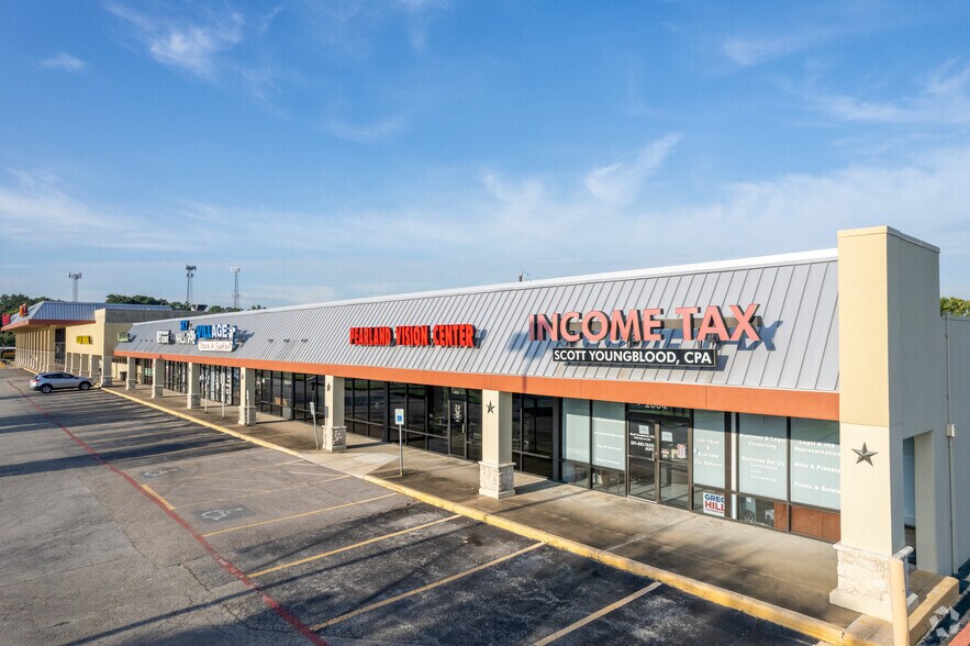 More Photos Of 2004-2032 N Main St, Pearland Unknown For Lease