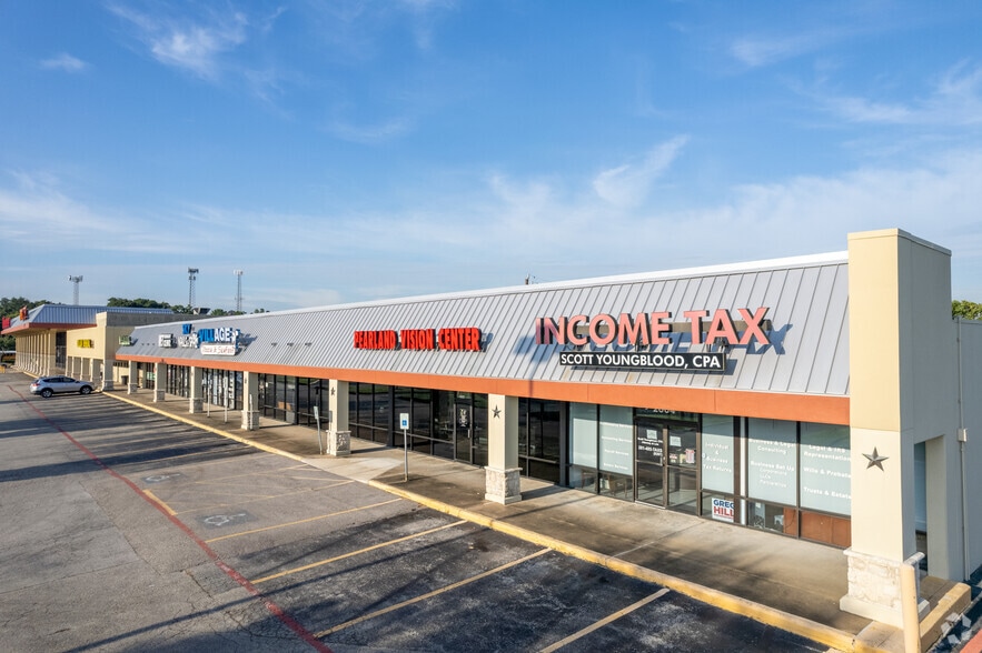 More Photos Of 2004-2032 N Main St, Pearland Unknown For Lease