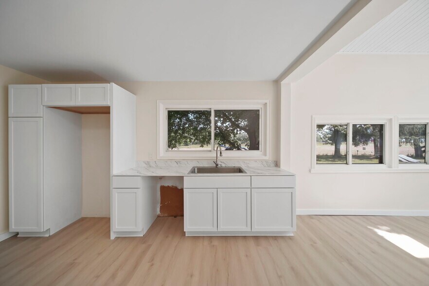 More Photos Of 15379 Howard Rd, Hanover Flex For Sale