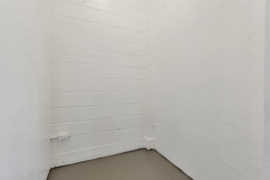 More Photos Of 901 N Maclay Ave, San Fernando Freestanding For Lease