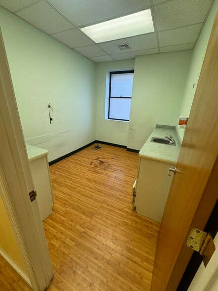 More Photos Of 634 Anderson Ave, Cliffside Park Office For Lease