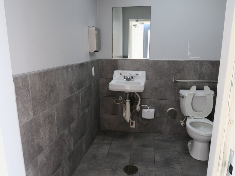 More Photos Of 5707 Schumacher Ln, Houston Auto Dealership For Lease