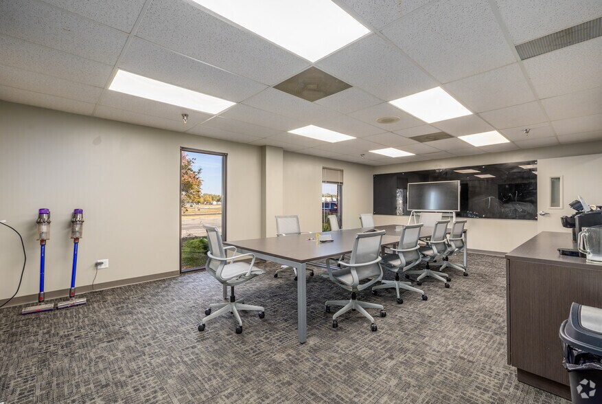 More Photos Of 1805 Riverway Dr, Pekin Distribution For Sale