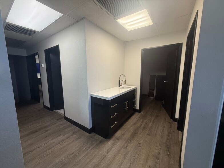 More Photos Of 325 W Melinda Ln, Phoenix Manufacturing For Lease