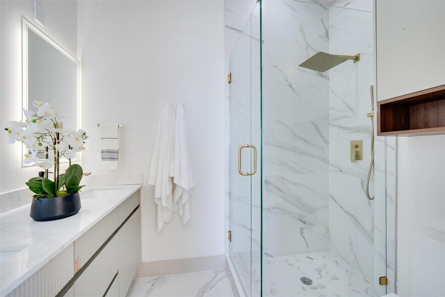 More Photos Of 512 Lancaster Ave, Dallas Apartments For Sale