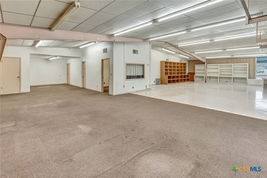 More Photos Of 306 N Wells St, Edna Office For Sale