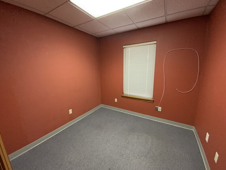 More Photos Of 2415 N Gateway Ave, Harriman Medical For Sale