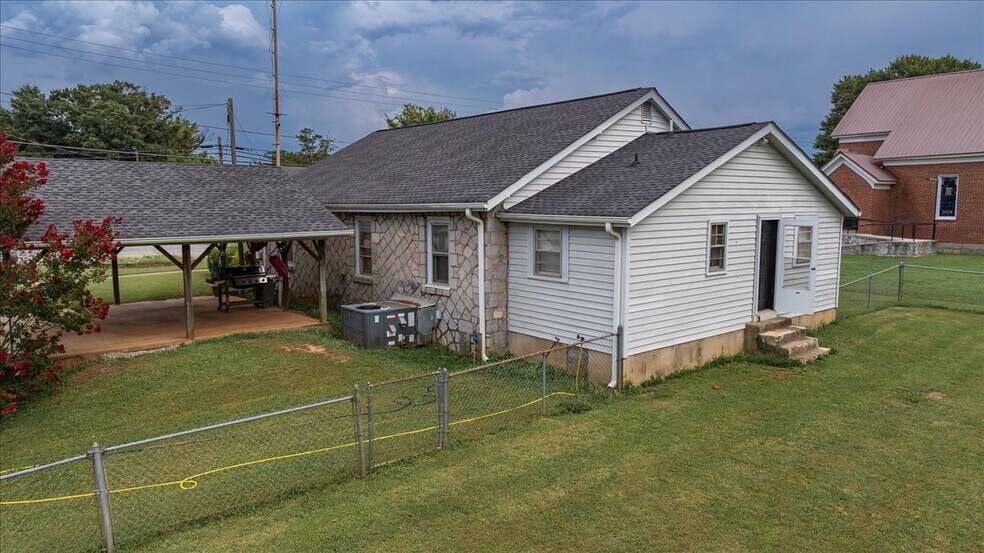 More Photos Of 317 General Daniel Ave N, Danielsville General Retail For Sale