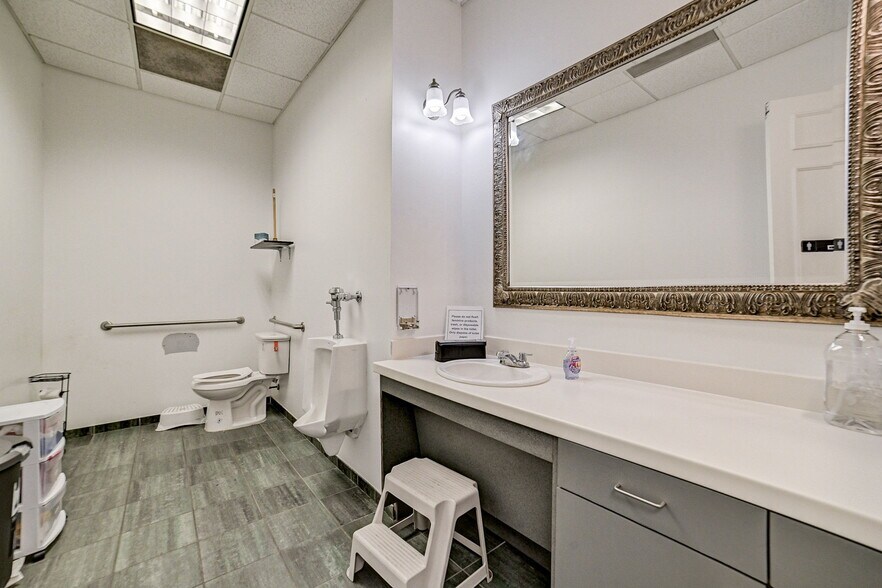 More Photos Of 2515 Cordes Dr, Sugar Land General Retail For Sale