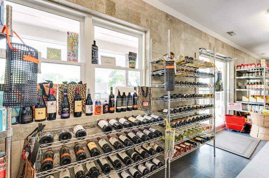 More Photos Of 16552 General Puller Hwy, Deltaville Specialty For Sale