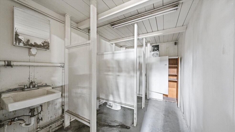 More Photos Of 1722 Morgan Rd, Sunnyside Warehouse For Sale