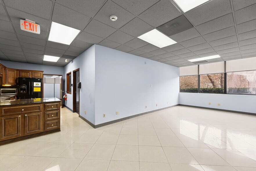 More Photos Of 4800 Lamar Ave, Mission Office For Lease