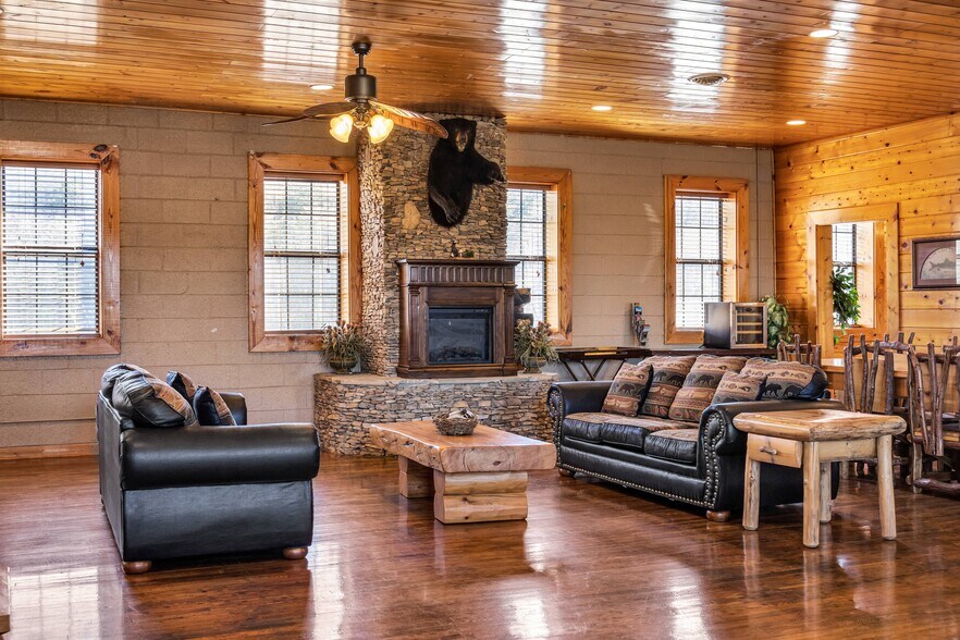 More Photos Of 301 School St, Tellico Plains Freestanding For Sale