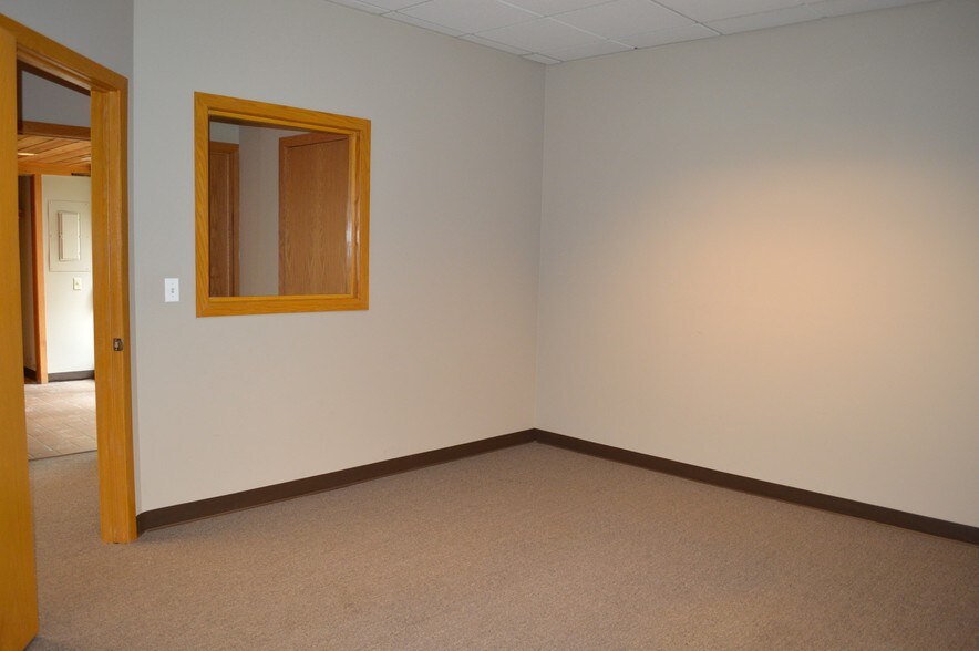 More Photos Of 919 N Plum Grove Rd, Schaumburg Office For Sale