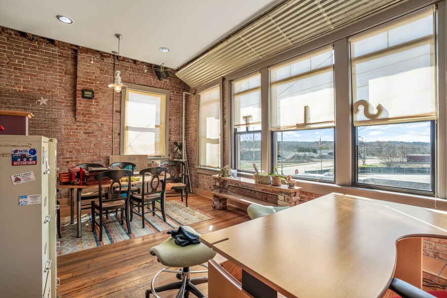 More Photos Of 2510 E 85th St, Kansas City Flex For Sale