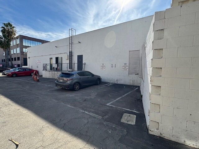 More Photos Of 15605 Ventura Blvd, Encino Unknown For Lease