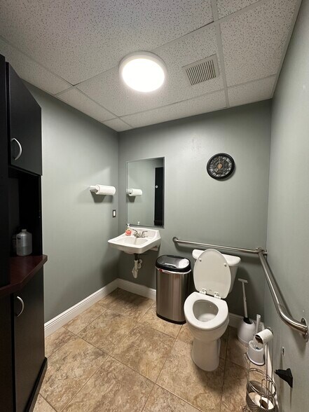 More Photos Of 6413 Pinecastle Blvd, Orlando Flex For Lease
