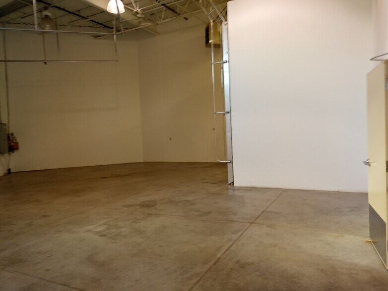 More Photos Of 12510 Fletcher Ln, Rogers Light Manufacturing For Lease