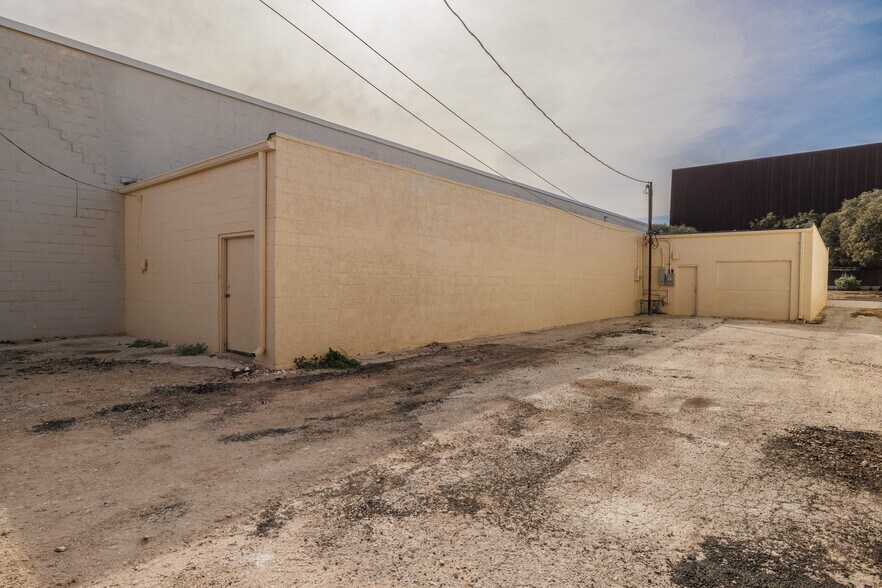 More Photos Of 623-627 Pine St, Abilene Storefront For Sale