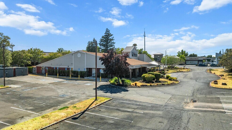 More Photos Of 1400 Howe Ave, Sacramento Restaurant For Lease