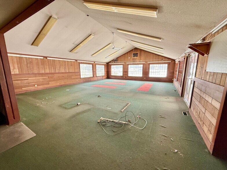 More Photos Of 524 Main St S, Woodbury Garden Center For Lease