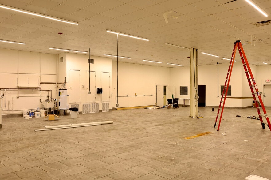 More Photos Of 1304 W Industrial Blvd, Round Rock Light Distribution For Lease