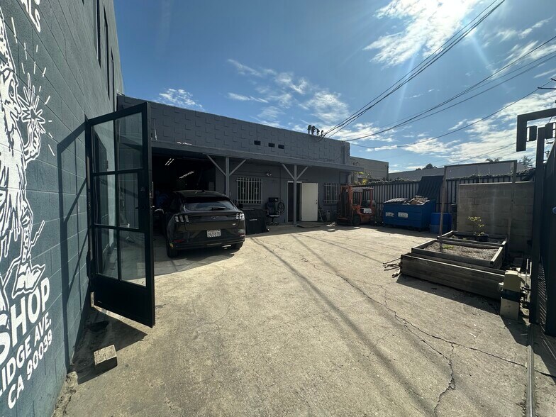 More Photos Of 3014 N Coolidge Ave, Los Angeles Warehouse For Lease