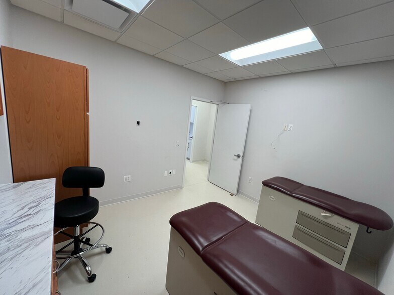 More Photos Of 185-205 Froehlich Farm Blvd, Woodbury Medical For Lease