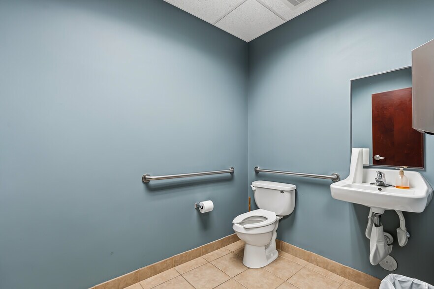 More Photos Of 3731 NW Cary Pky, Cary Medical For Sale