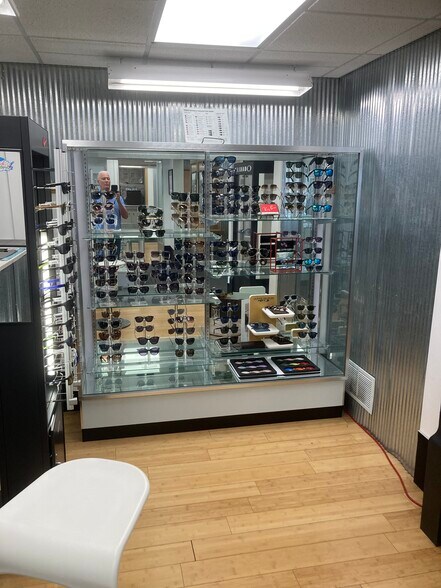 More Photos Of 935 S Iowa St, Lawrence Office For Lease