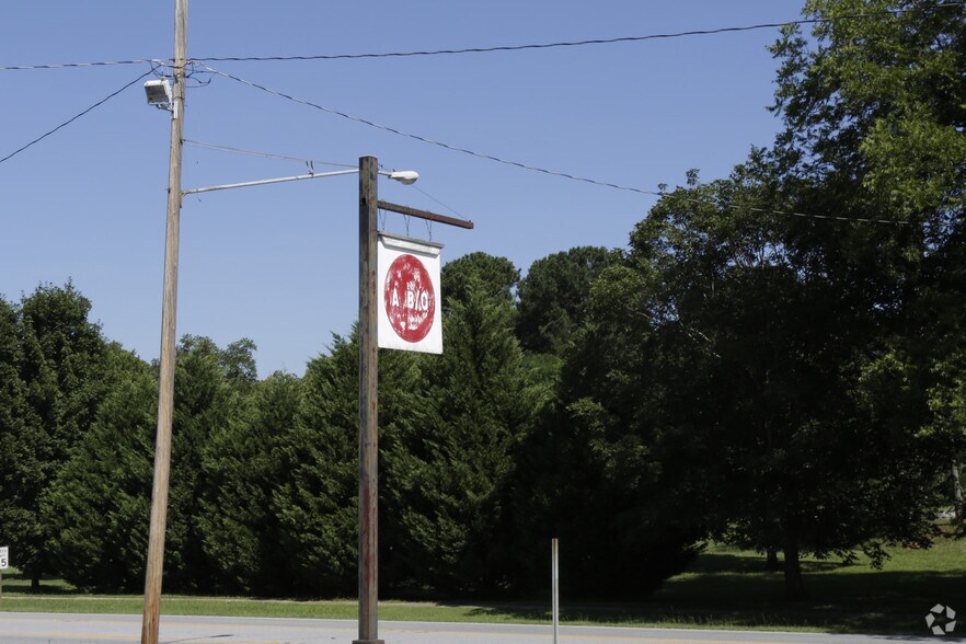 More Photos Of 200 Willard Rd, Clinton Storefront For Sale