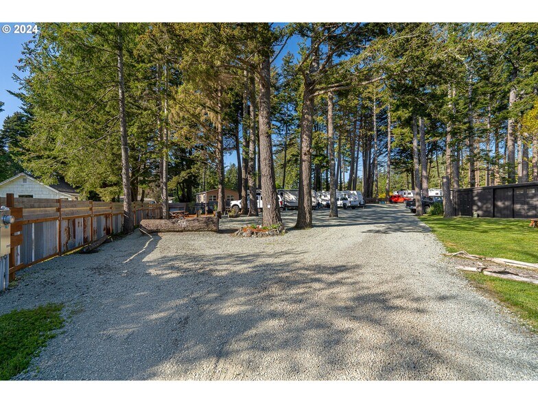 More Photos Of 1175 2nd St SE, Bandon Hotel For Sale