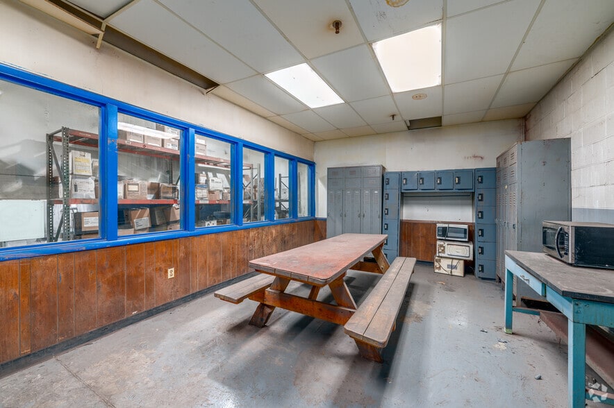 More Photos Of 2201 W Park Dr, Lorain Manufacturing For Sale