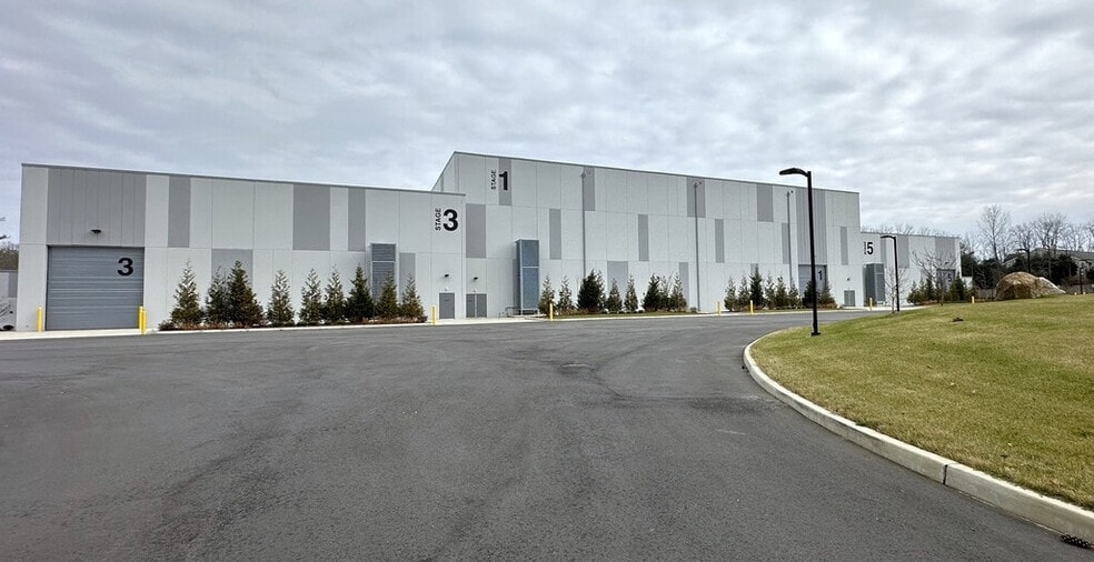 More Photos Of 382 Channel Dr, Port Washington Office For Lease