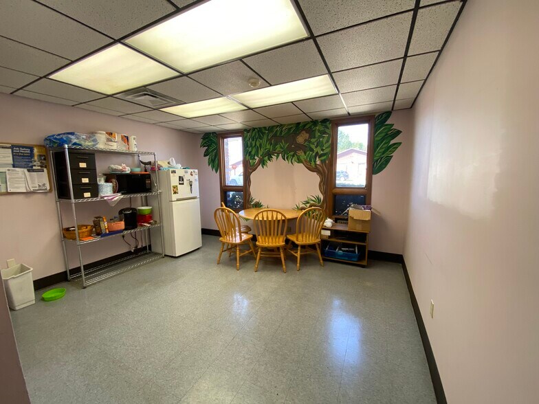 More Photos Of 2228 W College St, Springfield Veterinarian Kennel For Sale