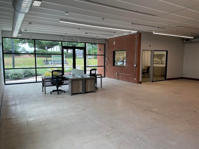 More Photos Of 1914 W Morehead St, Charlotte Office For Sale