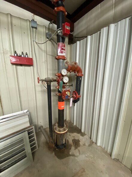 More Photos Of 810-812 SE 3rd St, Lawton Light Manufacturing For Sale