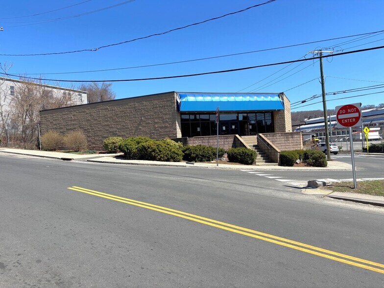 More Photos Of 675 N Main St, Waterbury Drugstore For Sale