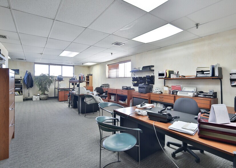 More Photos Of 700 Boul Des Laurentides, Laval Industrial For Lease