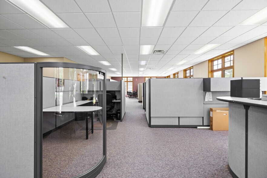 More Photos Of 3598 Green Pointe Ctr, Hamilton Office For Sale