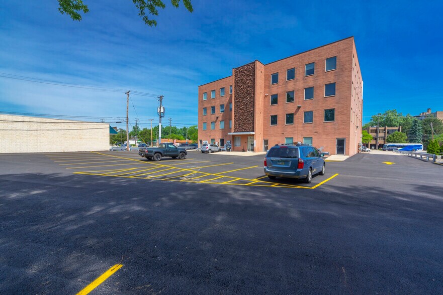 More Photos Of 6659 Pearl Rd, Parma Heights Office For Lease