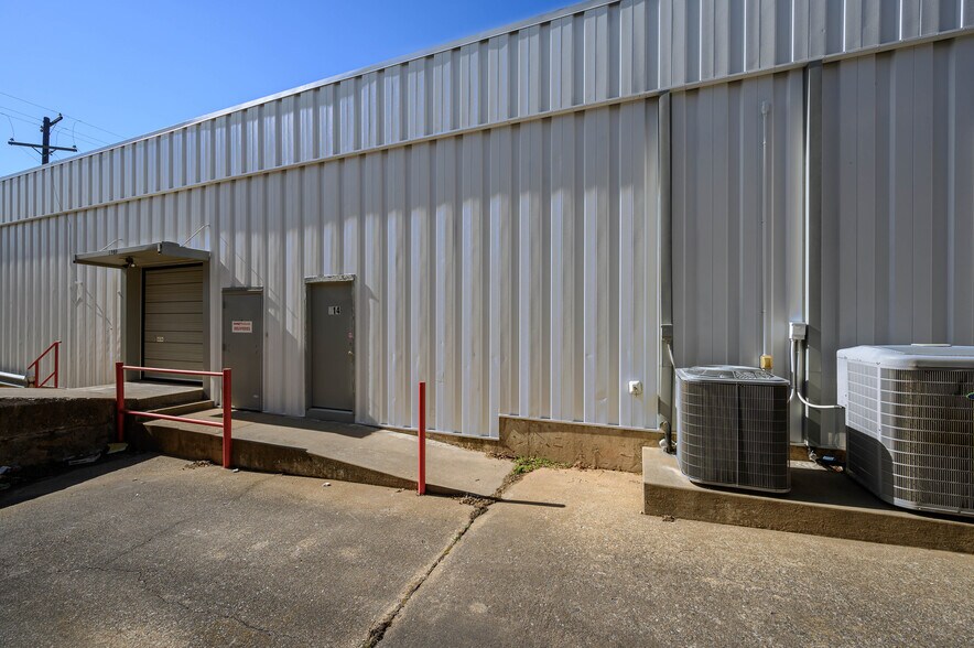 More Photos Of 200 S Armstrong Ave, Denison Storefront For Sale