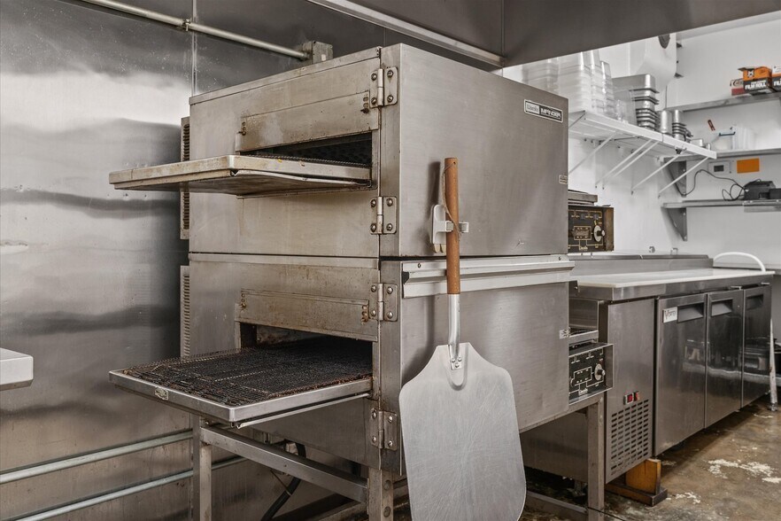 More Photos Of 451 S Thompson Ave, Excelsior Springs Bar For Sale