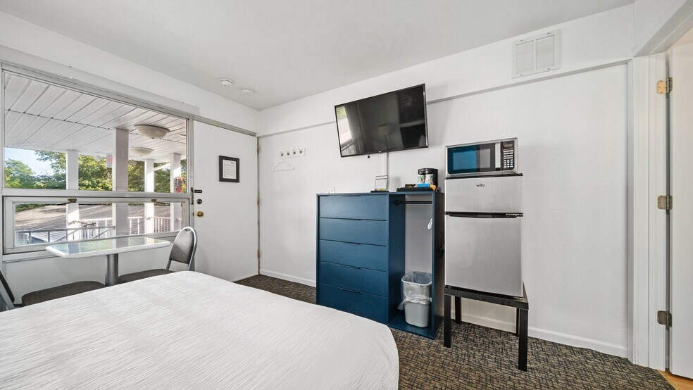 More Photos Of 1010 E Front St, Traverse City Hotel For Sale