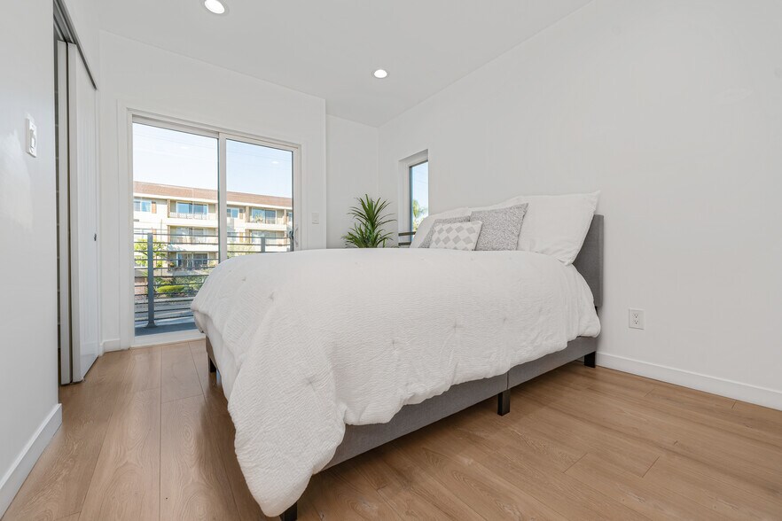 More Photos Of 10706 Camarillo St, Toluca Lake Apartments For Sale