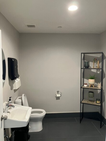 More Photos Of 5921-5923 Lakeshore Dr, Cypress Warehouse For Sale