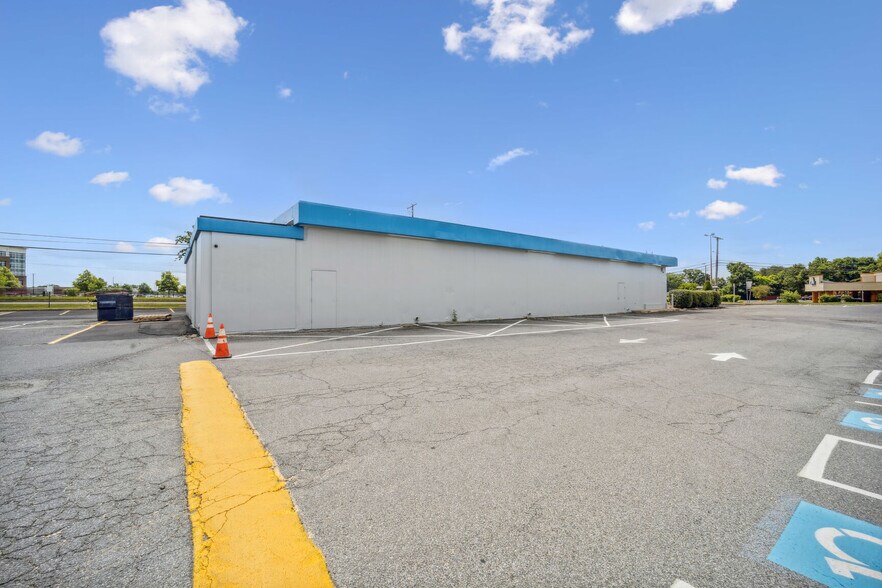 More Photos Of 5061 Allentown Rd, Suitland General Retail For Sale