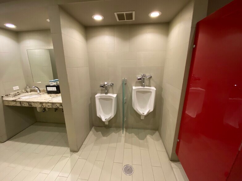 More Photos Of 545-547 N Milwaukee Ave, Libertyville General Retail For Lease